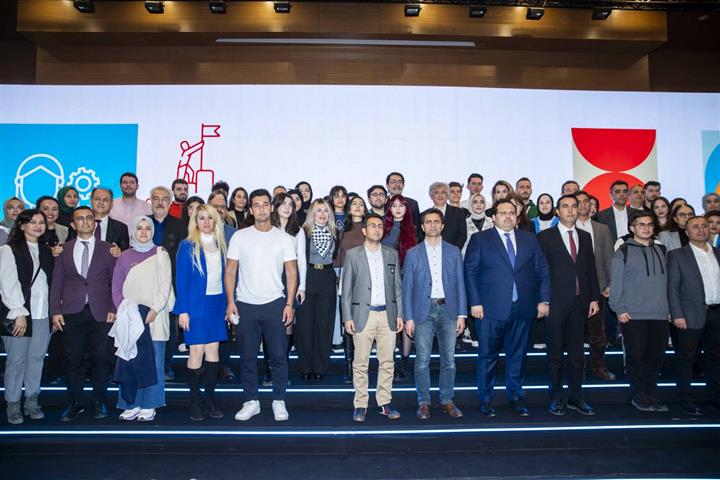 Ay4I2051 1349X899 (Small)