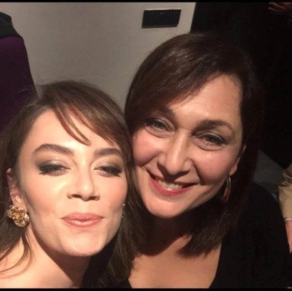 Bahar Dizisi Demet Evgarin Annesi Kim Resim-1