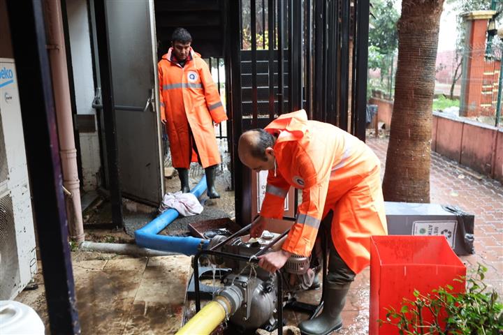 Başkan Böcek Sel Bölgesinde (35) (Small)