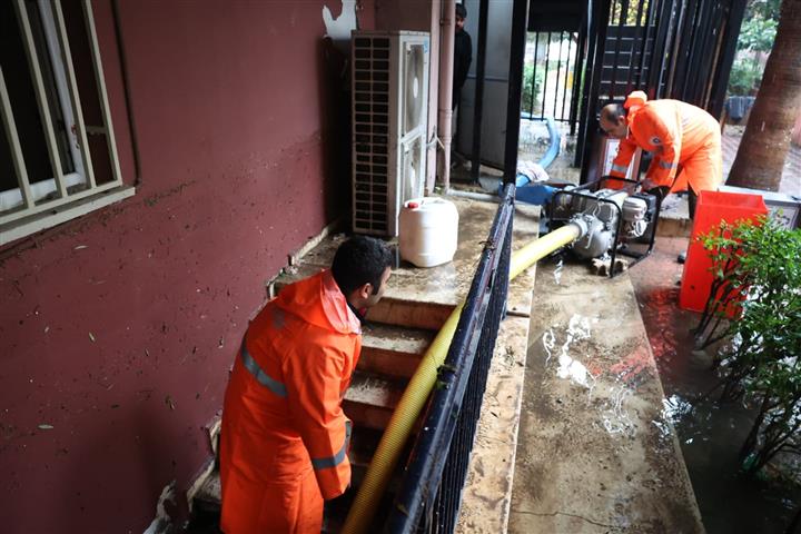 Başkan Böcek Sel Bölgesinde (36) (Small)