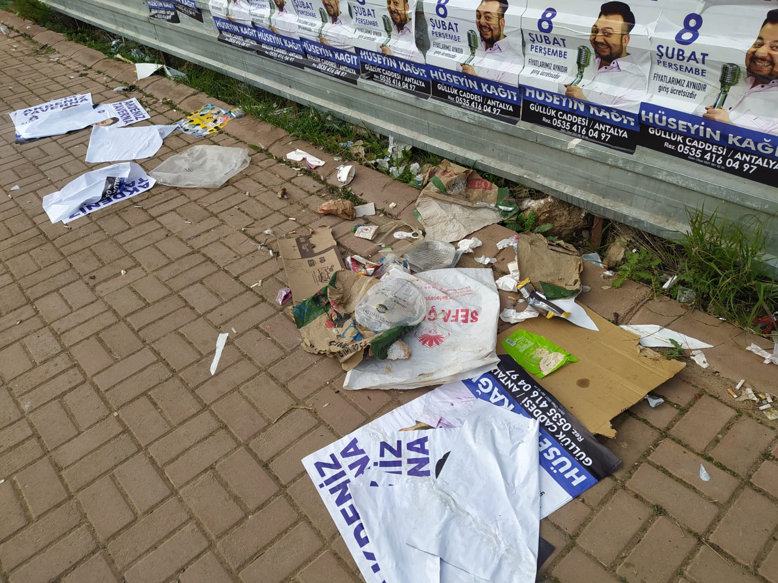 Iki Adim Otesinde Degil Kaldirimda Birikiyor