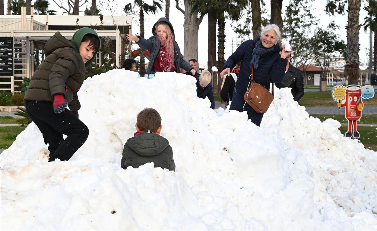 Kemerde Kar Sevinci Resim (Medium)