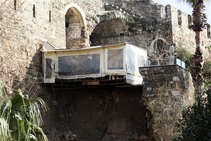 Saganakta Yikilan Kale Suru Degil Kacak 13950 (Small)