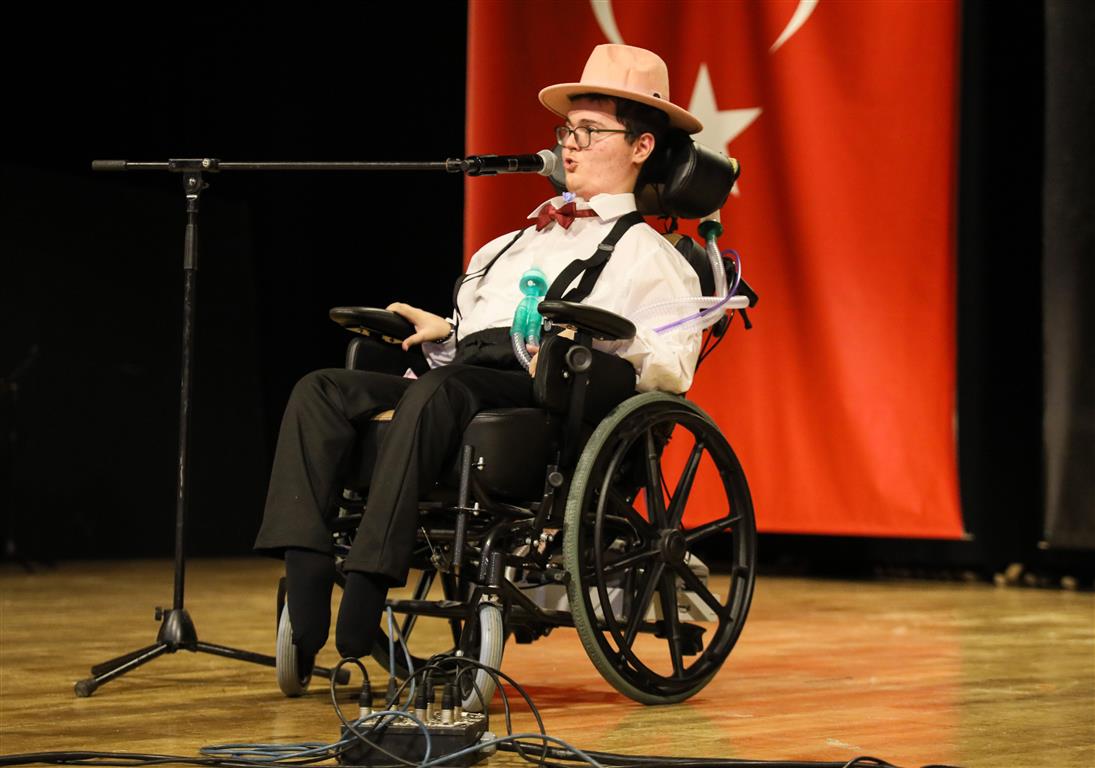 Smali Efe Samet Sahnede En Buyuk Hayal 16516 (1) (Medium)