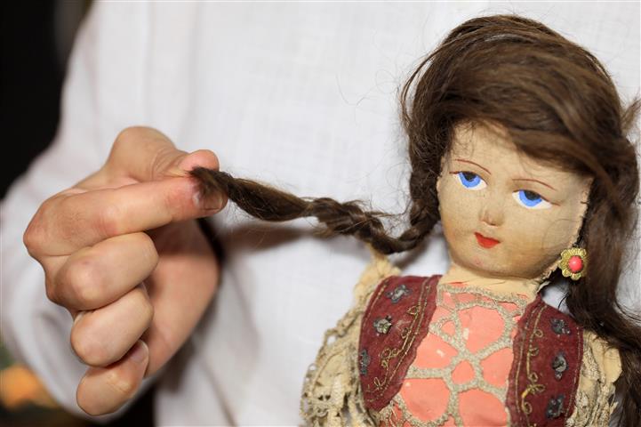 Yahudi Kizin Saclarini Tasiyan 79 Yillik Esrarengiz Bebek (Small)