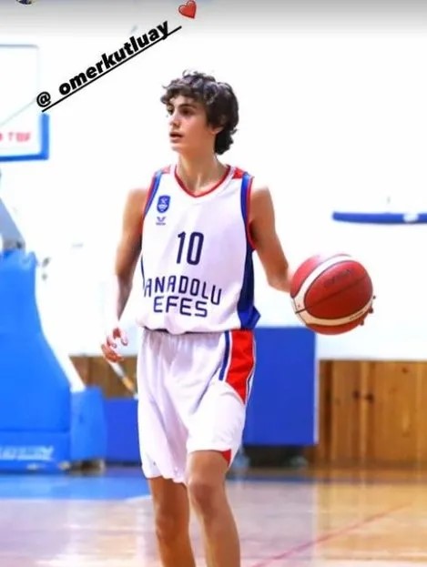 0X0 Demet Senerin Oglu Omer Yakisikliligi Ile Ilgi Odagi Oldu Ibrahim Kutluayin Kopyasi 1679899074272