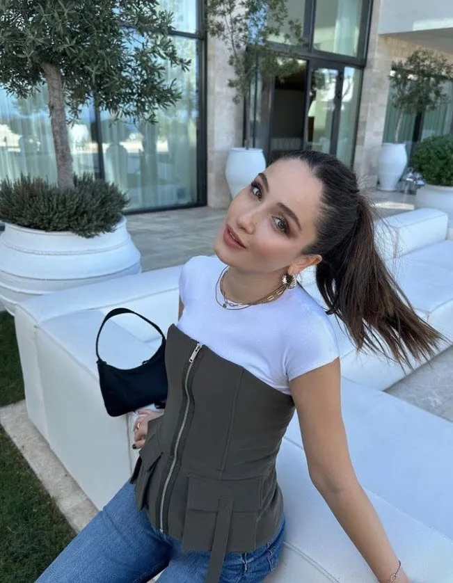 0X0 Gokce Akyildi Kiz Kardesini Paylasti Guzelligi Hayran Birakti 1699180217896