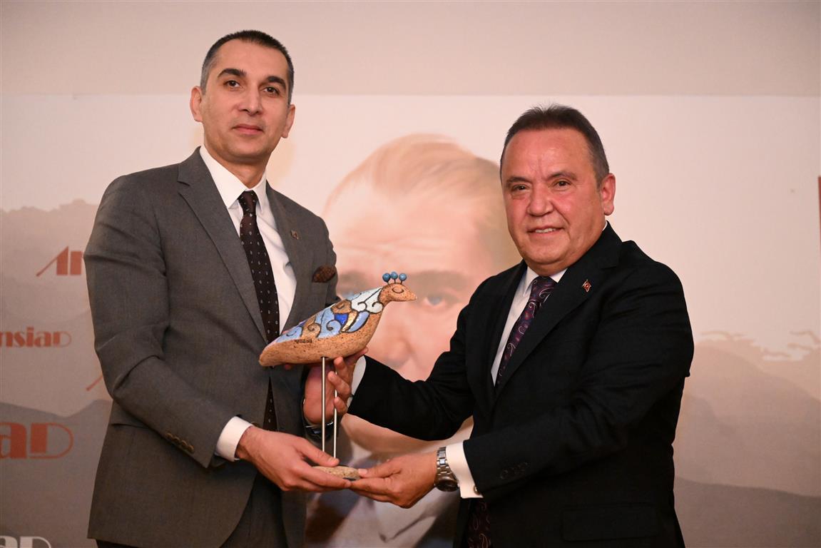 Ansiadin Konugu Baskan Bocek 32394 (1) (Medium)