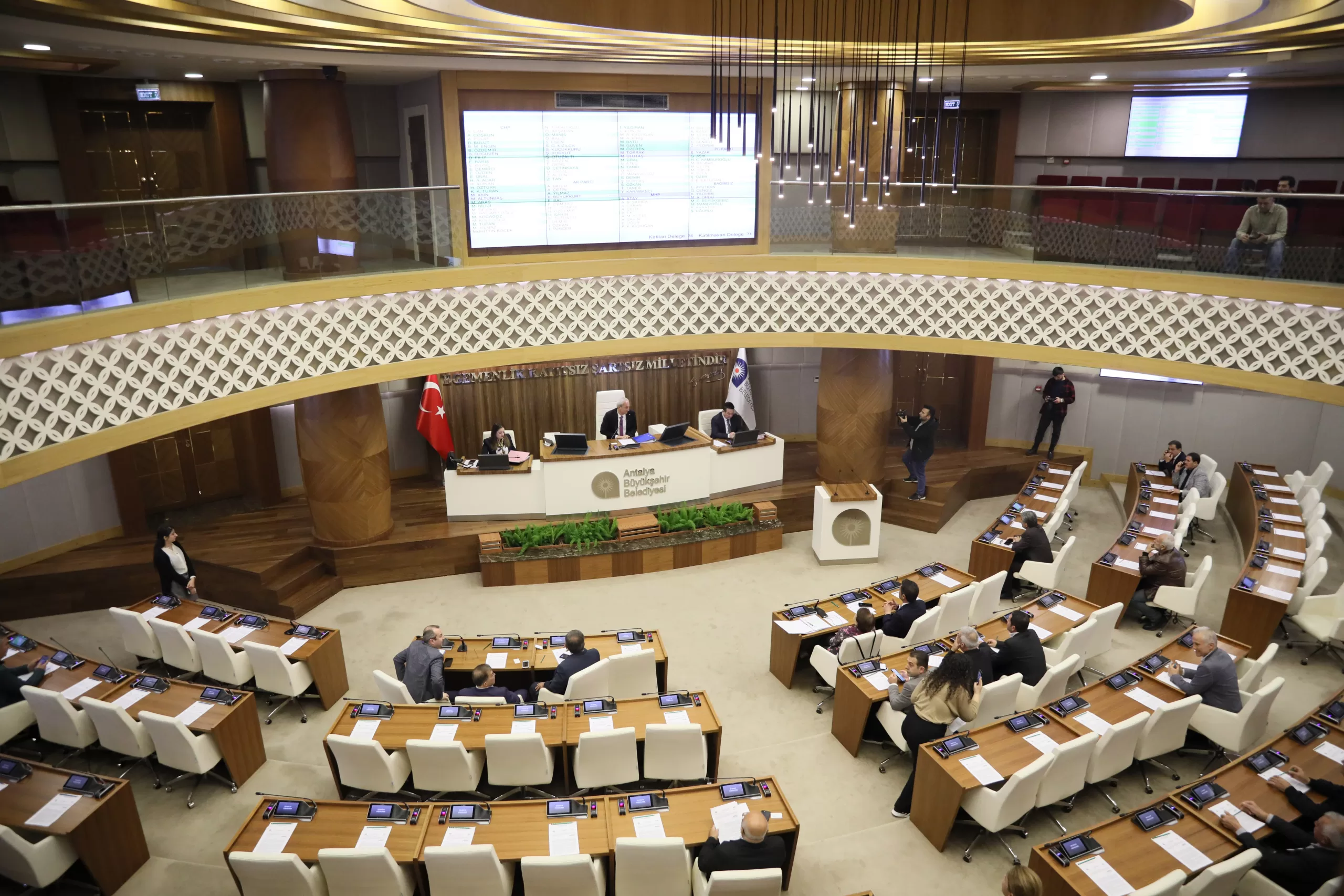 Antalya Buyuksehir Meclisi Bos Kaldi