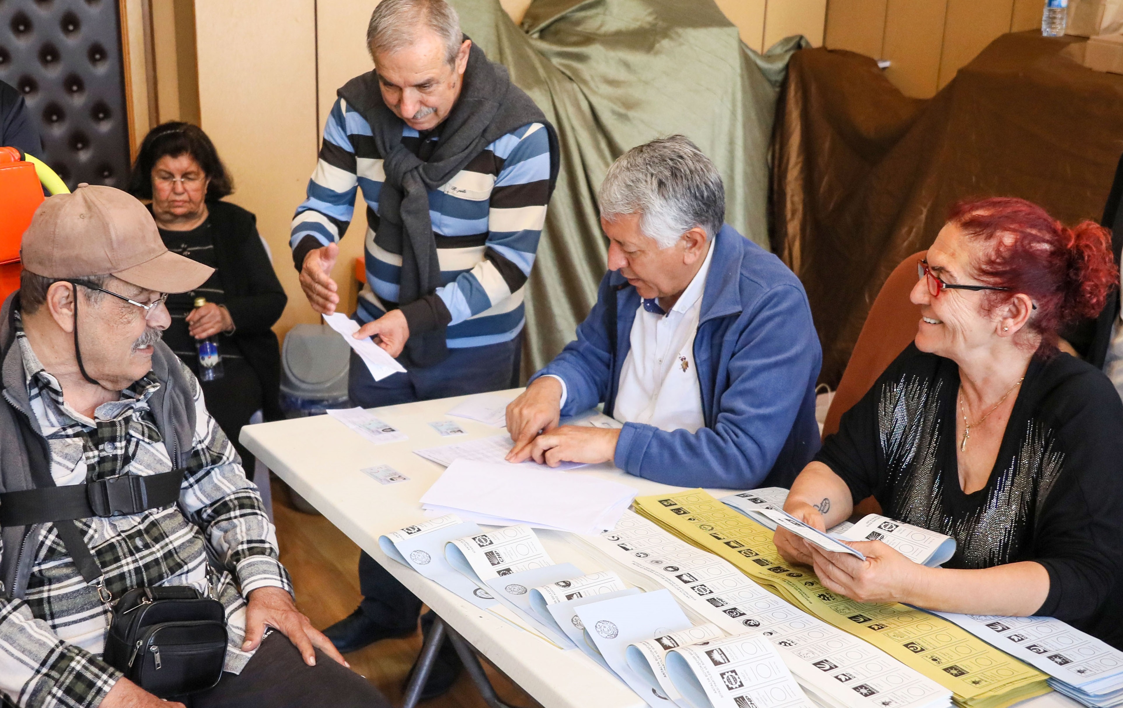 Antalya Sandik Basina Ambulansla Giden S 33862 (1)