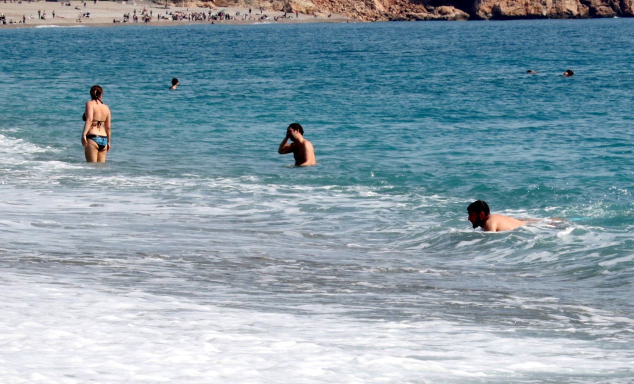 Antalyada Sicak Hava Denize Girdiler 20711 (1)