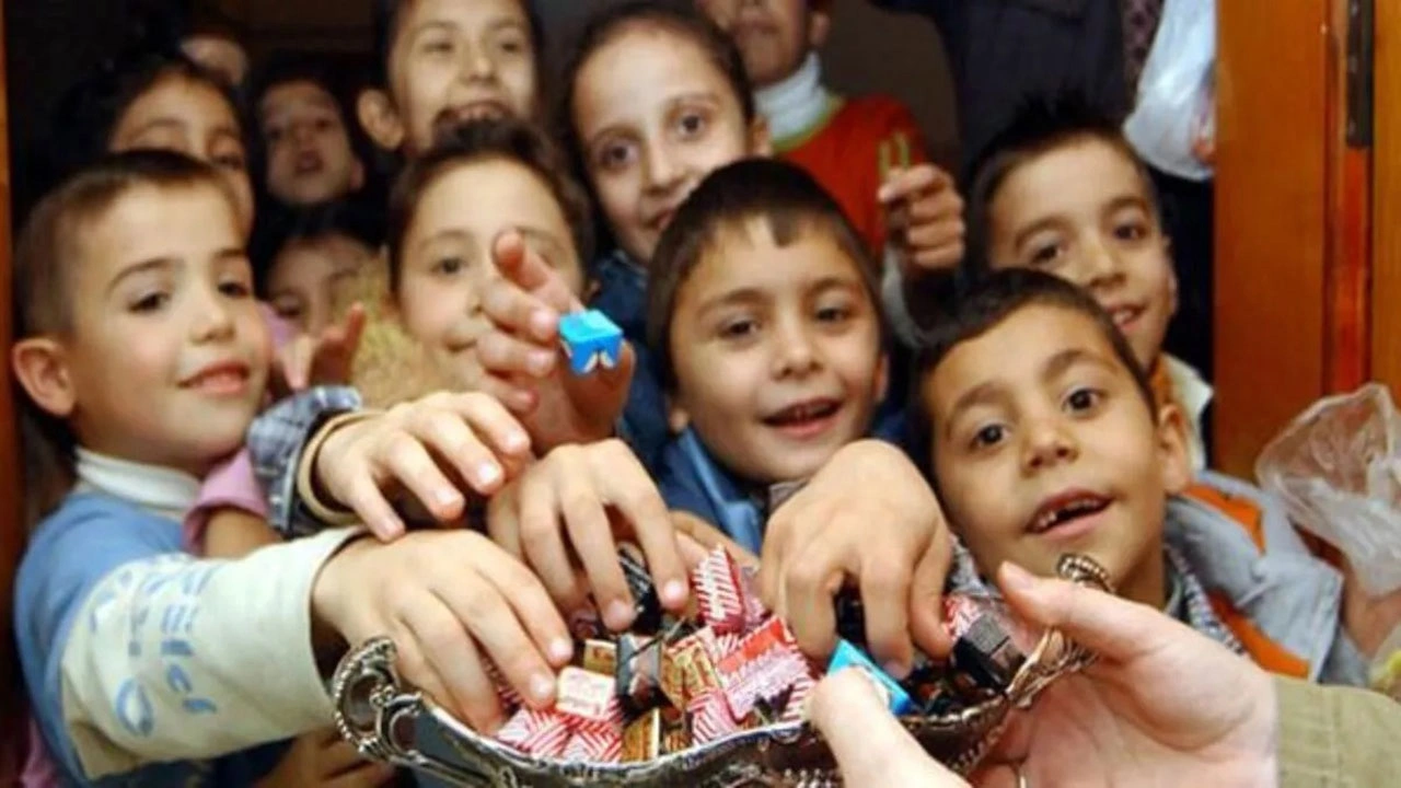 Arefe Gunu Tatil Mi Yarim Gun Mu Arefe Gunu Resmi Daireler Acik Mi Bayram Tatili Kac Gun Surecek Fn H Y