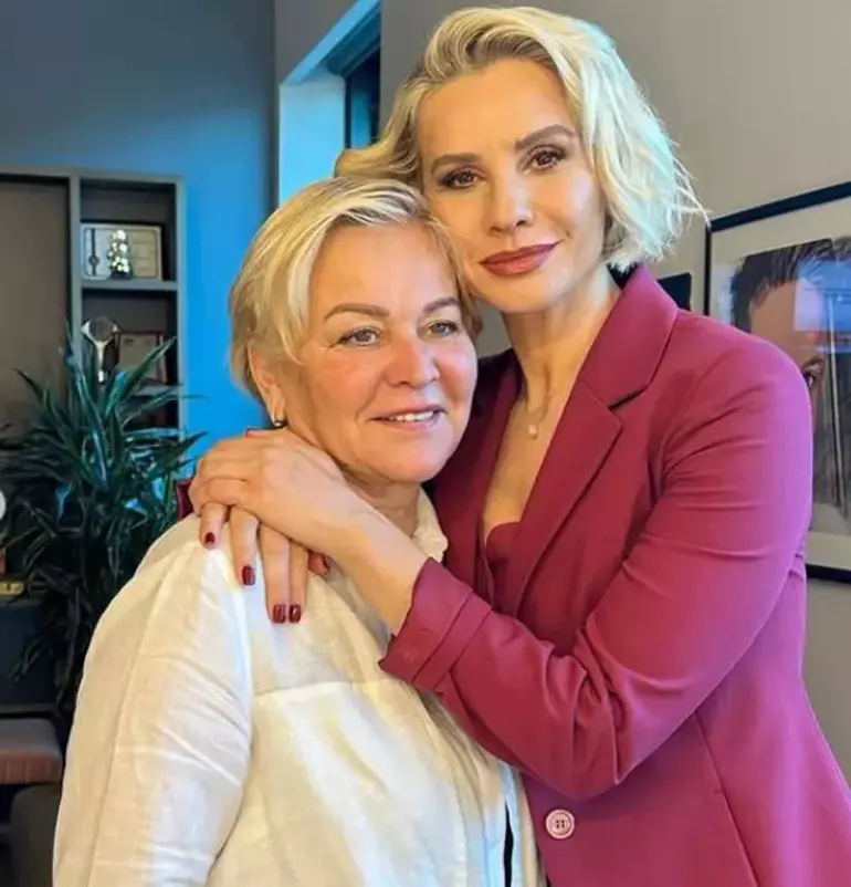 Esra Erol Annesi Babasi Kimdir Resim.jpg