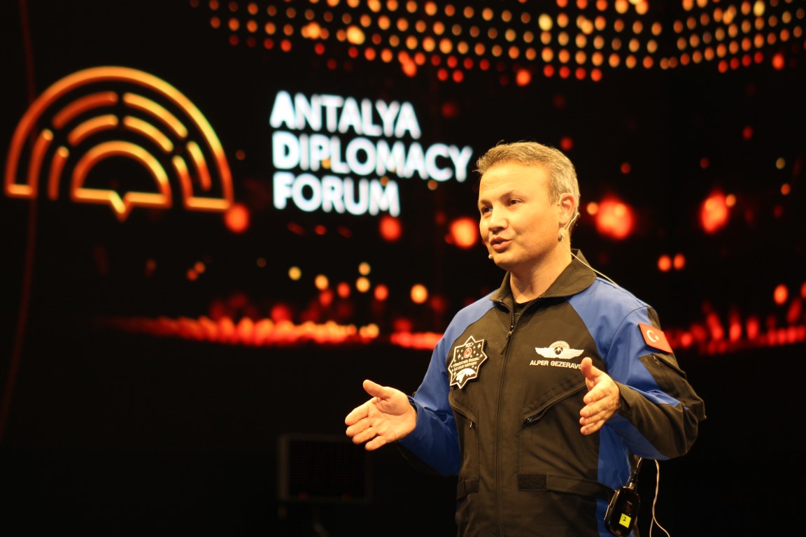 I L K T U R K A S T R O N O T G E Z E R A V C I G E N C L E R L E B U 20564-1