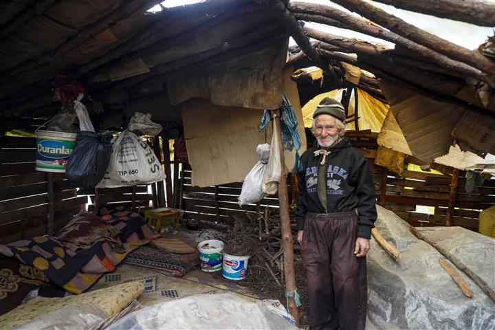 Kecileri Calininca Insanlara Kustu 17 Y 27553 (3) (Small)