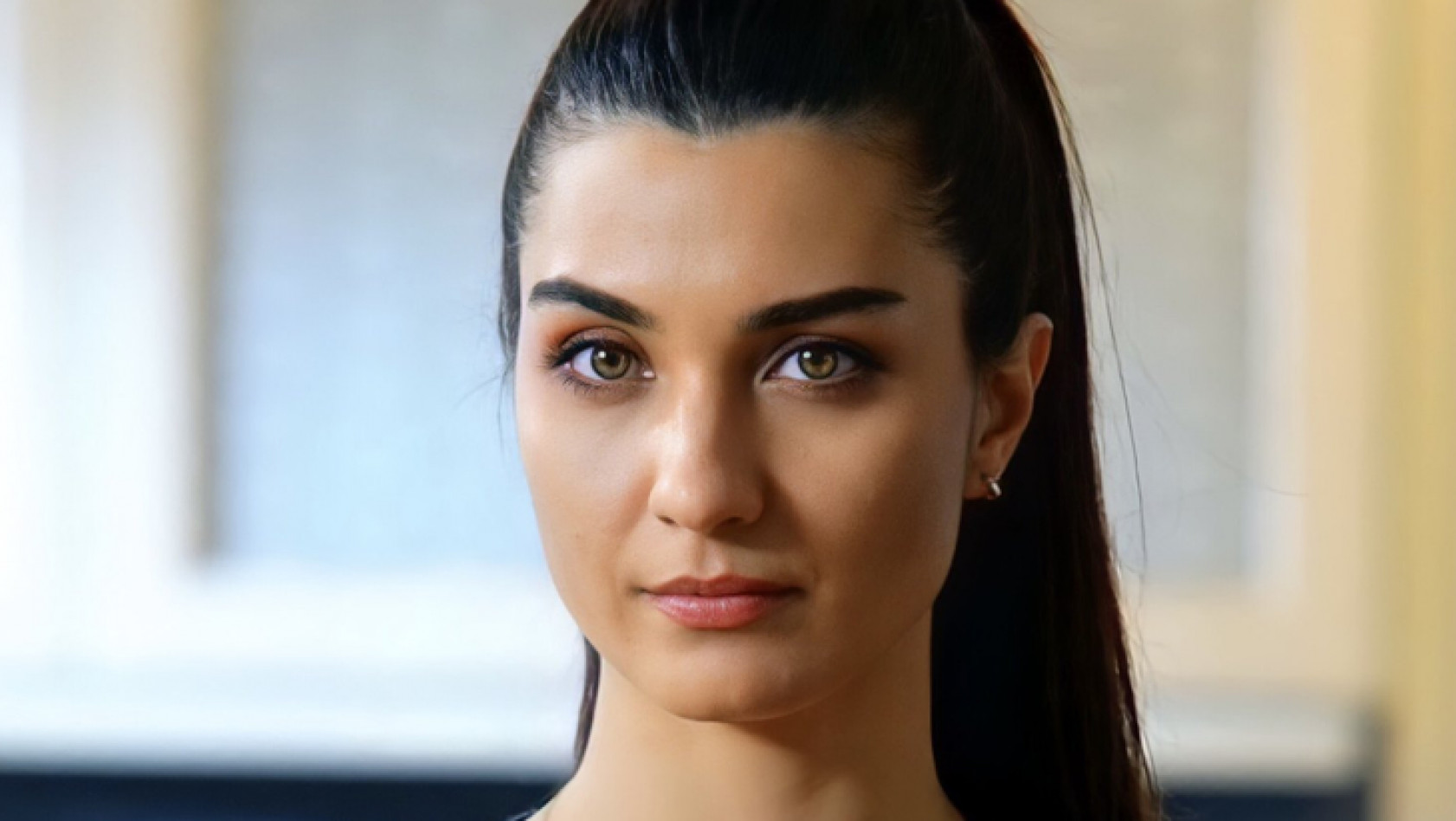 Oyuncu Tuba Buyukustun Un Aci 1683196966 C Ves Y M