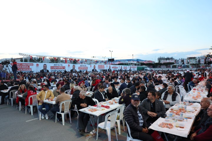 Özgür Özel Antalya Buluşması Miting (Small)