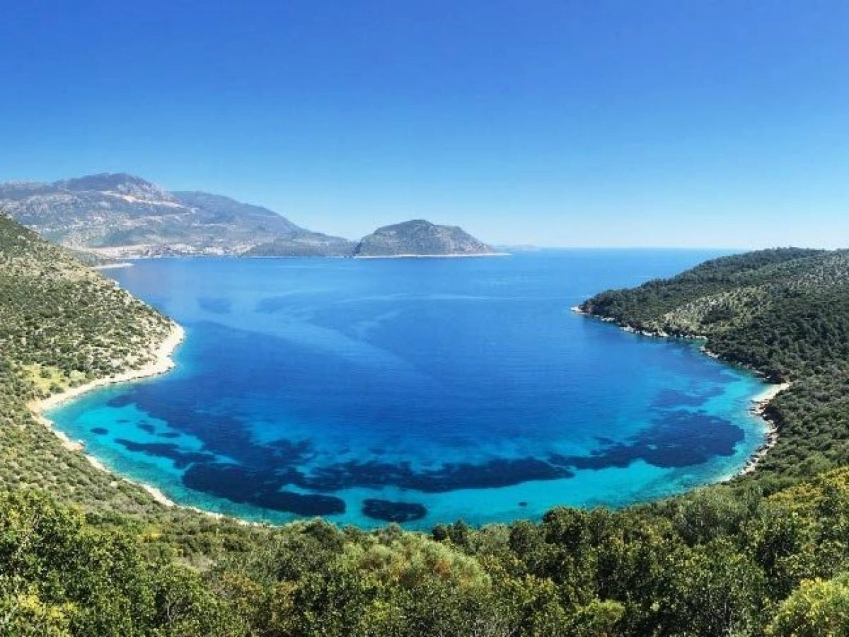 Patara Ock Sinirlari Icerisinde Yer Alan Firnaz Koyu Da Kacak Ve Plansiz Yapilasma Baskisi Altindaki Dogal Alanlardan Biri