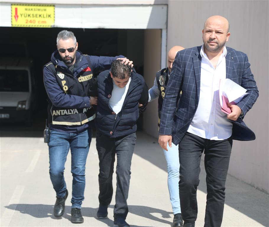 Siyasi Parti Brosuru Kavgasinda 1 Kisi 29809 (1) (Medium)