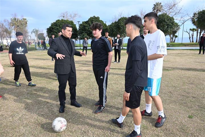 Tutuncu, Konyaalti Sahilinde 8 (Small)