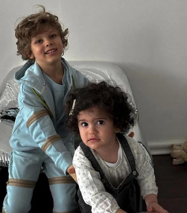 0X0 2 Cocuk Annesi Tugba Buyukustunun Kizlari Ilgi Odagi Oldu Ikizlerinin Son Hali Sasirtti Biri Annesine Cok Benz 1712049944225