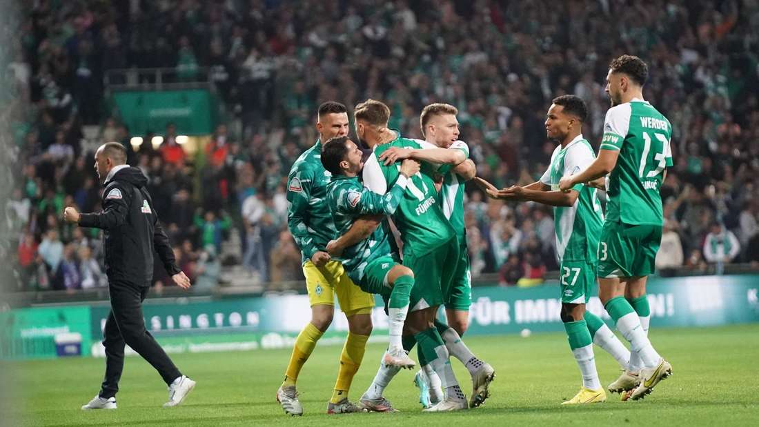 30166937 Werder Bremen Feiert Niclas Fuellkrug Der Stuermer Traf Gegen Hertha Bsc Per Kopfball Zum Spaeten 2Ua7D S A1 M Lfe