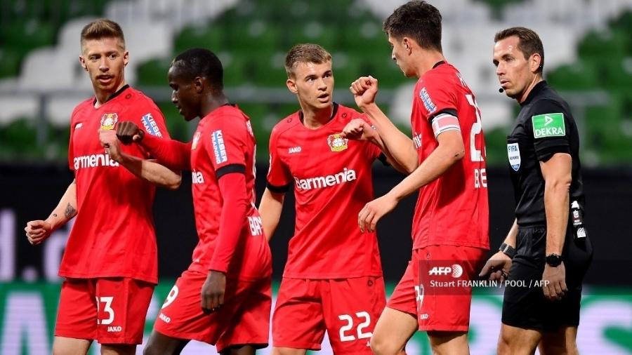 Kai Havertz Meia Do Bayer Leverkusen Comemora O Gol Com Seus Companheiros De Equipe Em Jogo Contra