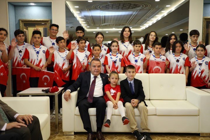 Muhittin Böcek, Koltuğunu Çocuk Başkana Devretti (2) (Small)