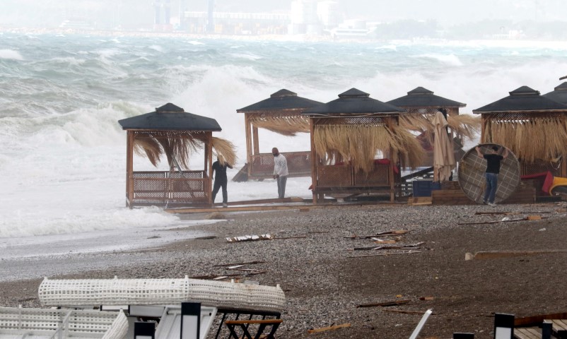 Sahildeki Isletmeler Sezlong Ve Masalari 42589 (2)