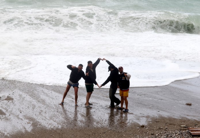 Sahildeki Isletmeler Sezlong Ve Masalari 42589 (3)