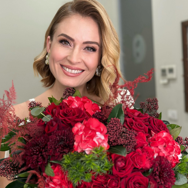 Secim Gunu Ilk Poz Geldi Ceyda Duvenci Askini 17002282 1972 M.jpg