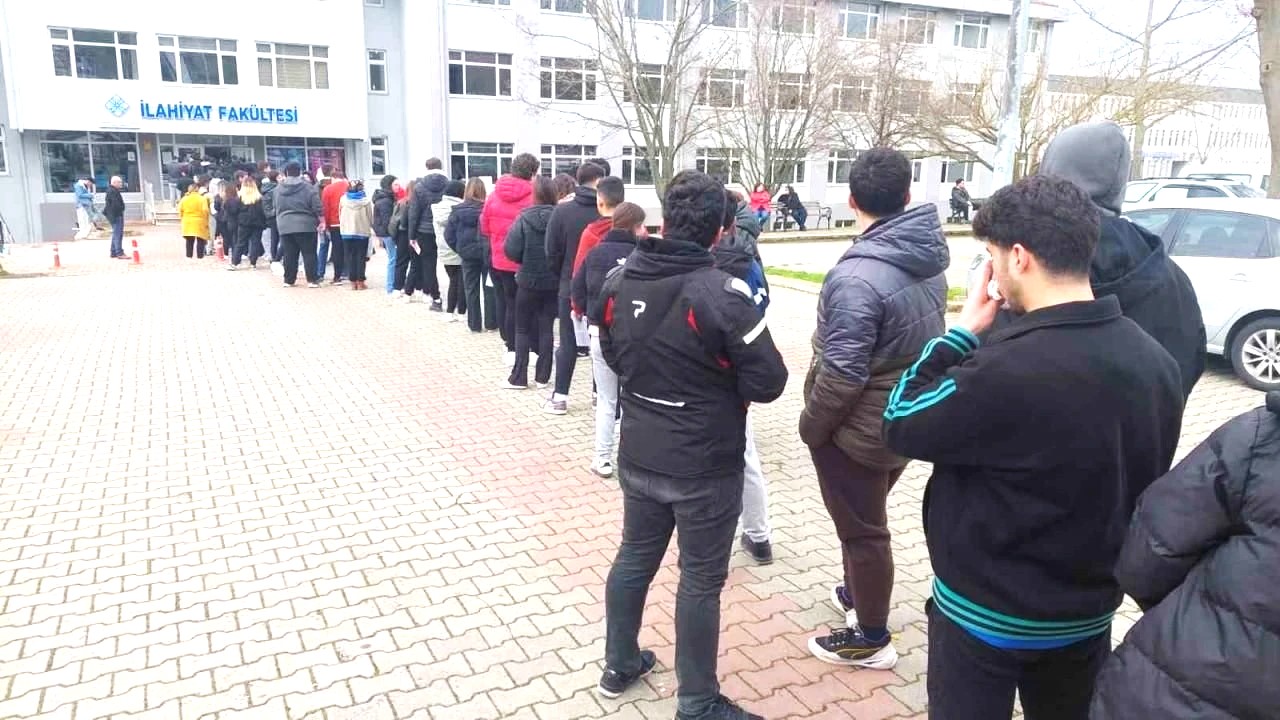 Sinav Simulasyonunda Uzun Kuyruklar Olustu