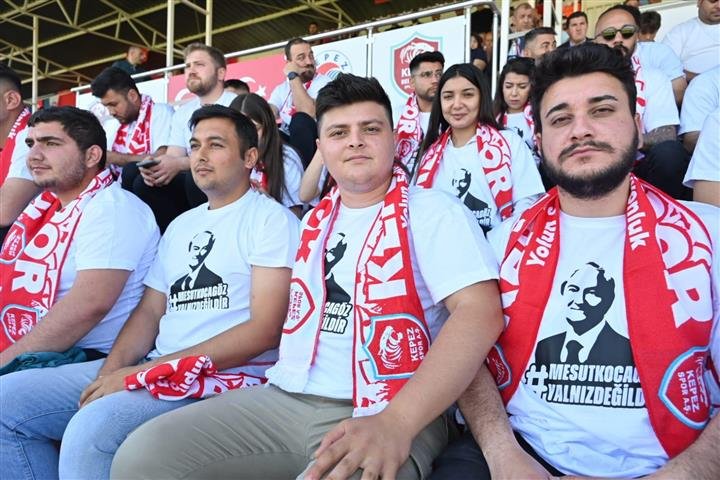 Tribünler Tepki Verdi (Small)