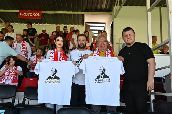 Tribünlerden Tepki Var (Small)