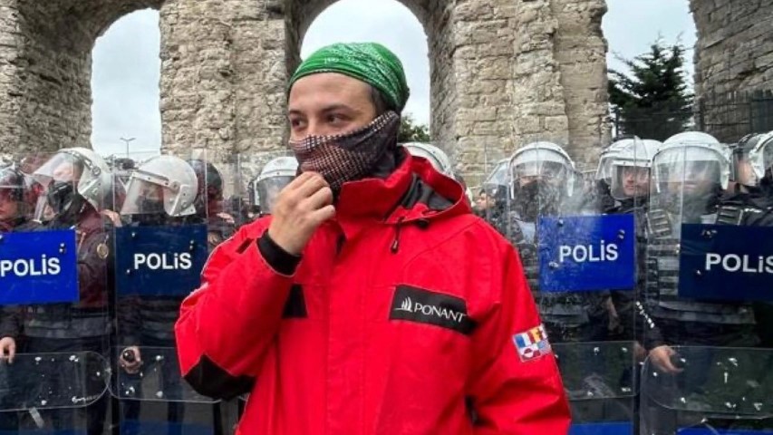 Basel Bekir Aslan 1 Mayista Polis Kalkanlarini Tekmeleyen Twitter Fenomeni Gozaltina Alindi (Small)