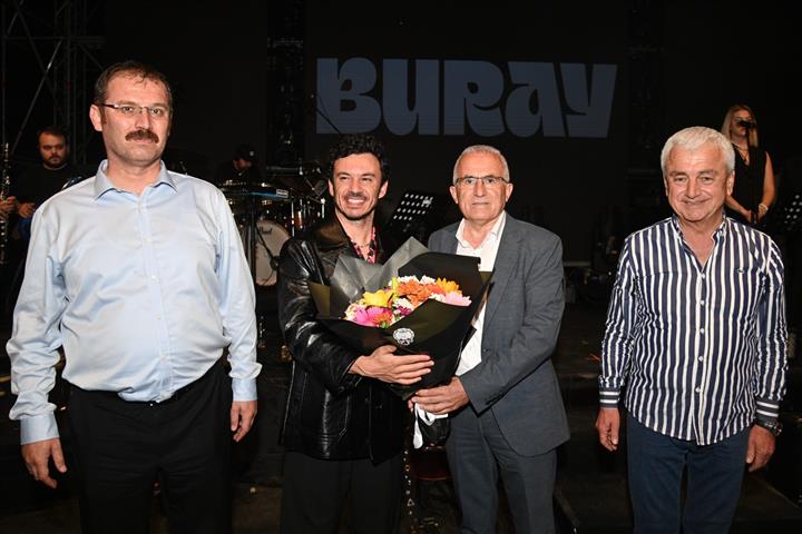 Gecenin Sonunda Cicek Verdiler (Small)