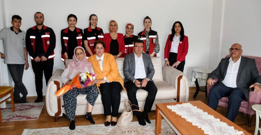 Kaymakam Sahin Sehit Annelerini Ziyaret 52451 (Small)