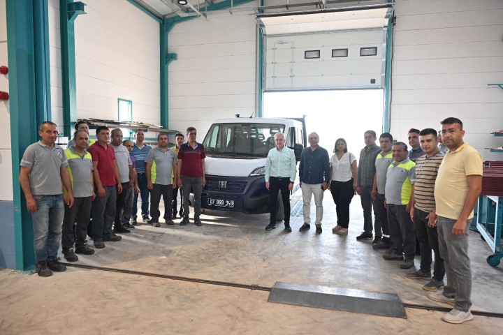 Kepezin Vekili 1 Mayista Iscinin Yaninda 5 (Small)