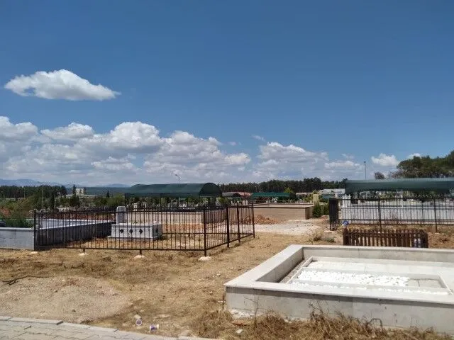 Mezarlik Golgelikler Kaldirilecek