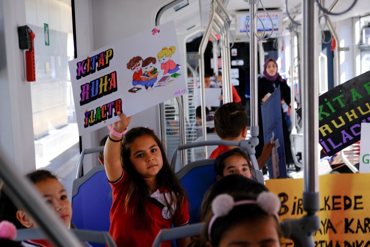 Öğrenciler Tramvayda Kitap Okudu (1) (Small)