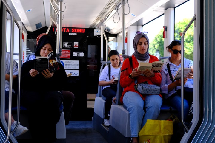 Öğrenciler Tramvayda Kitap Okudu (11) (Small)