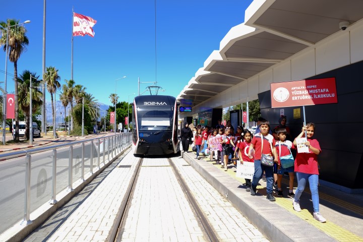 Öğrenciler Tramvayda Kitap Okudu (14) (Small)