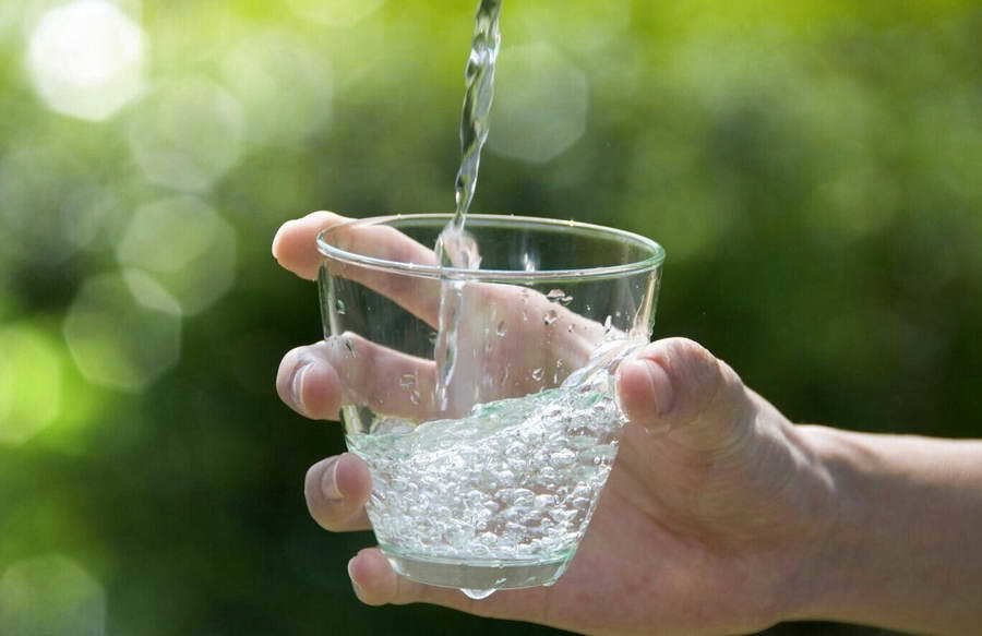 Seytan Ve Elinde Bir Bardak Su