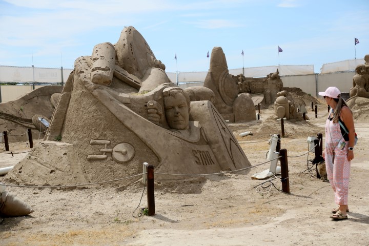 Uzay Temali Kum Heykeller Sezonu Acild 52985 (Small)