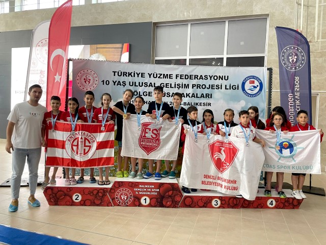 4 Antalyaspor Yüzm 10 Yaş Bölge Müsabakaları (Kürsü) (Small)