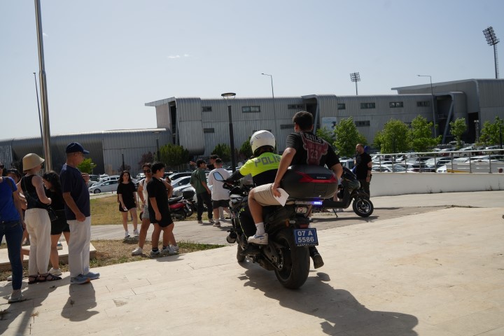 Antalya Sınava Yetişemeyen Öğrenci (1)