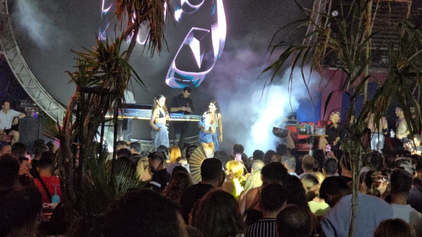 Hande Yener Konsermarmaris (1) (Small)