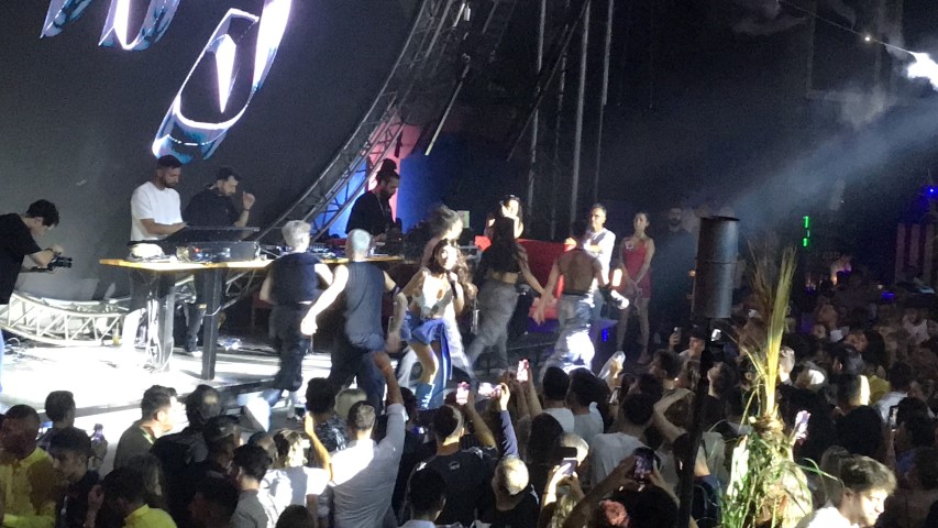 Hande Yener Konsermarmaris (4) (Small)