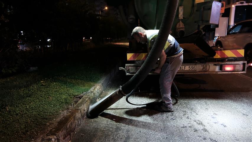 Asat Ekipleri Yağmur Suyu Hatlarını Temizliyor (2) (Small)
