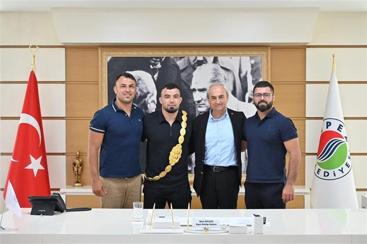 Manşet Kirkpinar Baspehlivani Zeybekten, Baskan Kocagoze Ziyaret 3 (Small)